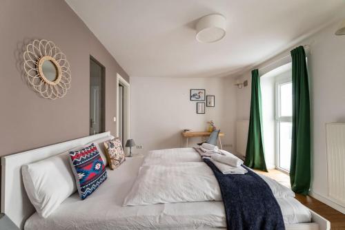 Neat 1BR Duplex by Metro and Center by HM