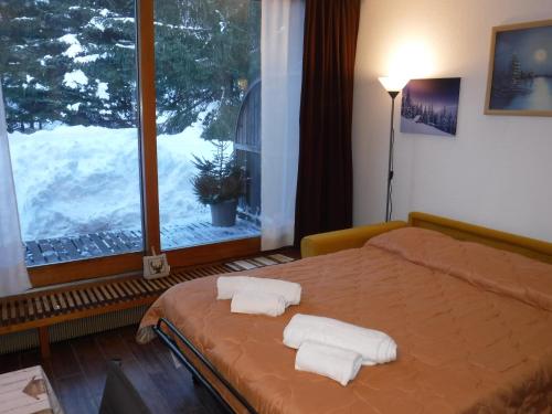 ein Schlafzimmer mit einem Bett mit zwei Handtüchern darauf in der Unterkunft Ski apartment Sellette San Sicario Alto in San Sicario