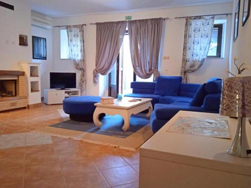 - un salon avec un canapé bleu et une table dans l'établissement Apartments F&A, à Split