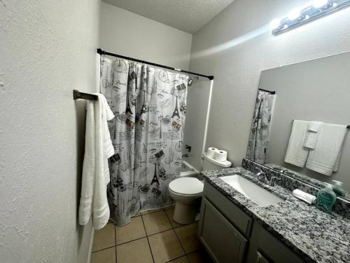 ダラスにあるCozy Rustic Condo w Pool ,Patio, Mailboxのトイレとシャワーカーテン付きのバスルーム