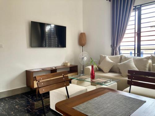sala de estar con sofá y mesa en Lotus Haven Villa en Siem Riep