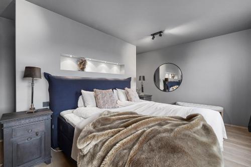 um quarto com uma cama grande e uma cabeceira azul em Luxurious large home Perfect for your group em Hafnarfjördur
