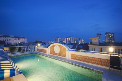 Hồ bơi trong/gần Central Hotel & Residences Swimming Pool