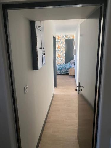 un pasillo con un pasillo que conduce a una habitación en Appartement proche centre & gare en Niort