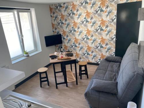 - un salon avec un canapé et une table dans l'établissement Appartement proche centre & gare, à Niort