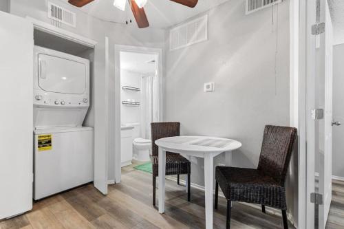 Una cocina con una mesa y dos sillas y un fregadero. en Extended Stay Affordable in DFW, en Dallas
