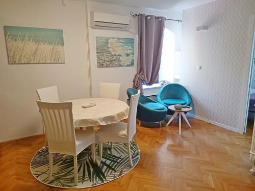 une petite salle à manger avec une table et des chaises dans l'établissement Apartments F&A, à Split