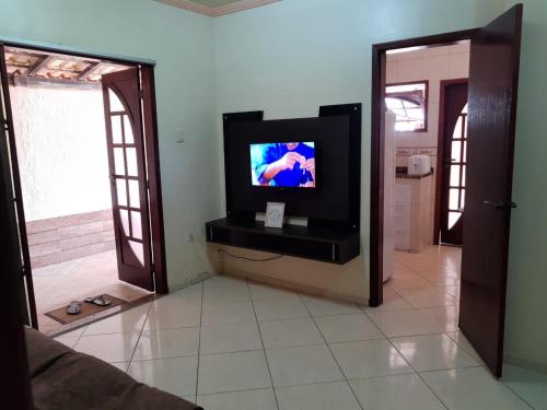 En tv och/eller ett underhållningssystem på Casa Aluguel Temporada Arraial do Cabo