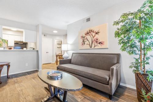 A seating area at Extended Stay Affordable in North Dallas