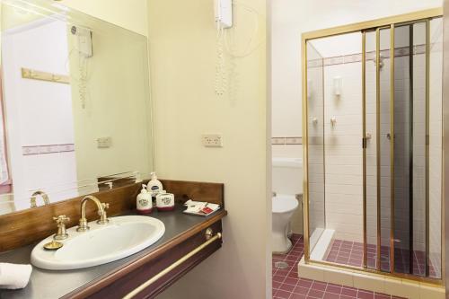 Un baño de Secrets Hideaway