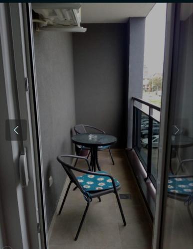- un petit balcon avec deux chaises et une table dans l'établissement Apartman KoprenaZ, à Banja Luka