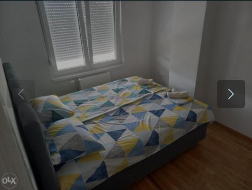 - une chambre avec un lit doté d'une couette colorée dans l'établissement Apartman KoprenaZ, à Banja Luka