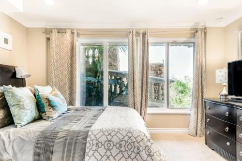 um quarto com uma cama e uma janela em Unparalleled Villa Apartment in an Enchanting Village em Laguna Beach