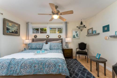 1 dormitorio con 1 cama y ventilador de techo en STUNNING HOME 4 MIN WALK TO BEACH, RESERVED PRKG, en Laguna Beach