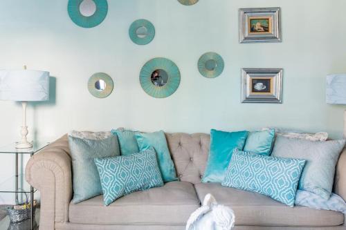 Un lugar para sentarse en Glamorous Regal Design Home with Private Patio and Garage