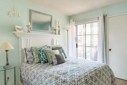 - une chambre avec un lit avec un miroir et une fenêtre dans l'établissement Glamorous Regal Design Home with Private Patio and Garage, à Laguna Hills