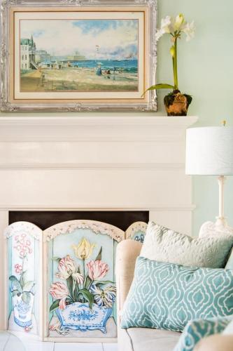 Un lugar para sentarse en Glamorous Regal Design Home with Private Patio and Garage
