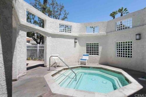 La alberca dentro o cerca de Glamorous Regal Design Home with Private Patio and Garage