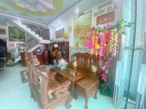 uma sala de jantar com mesa, cadeiras e flores em Khách sạn Sơn Hà em Can Tho