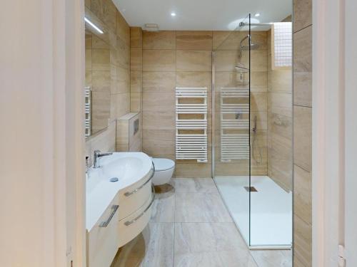 une salle de bain avec toilettes, lavabo et douche dans l'établissement 3P climatisé avec grande terrasse, piscine et WiFi - FR-1-196-350, à Menton