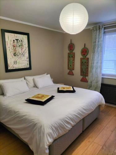 - une chambre avec un grand lit et 2 plateaux dans l'établissement La Mouillère, à Verton