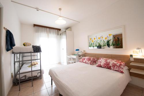 una camera con un letto e una scala di Le Petit Hotel a Lido di Jesolo