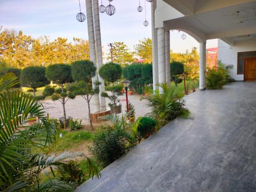 Taman di luar SHIVAAY GARDEN