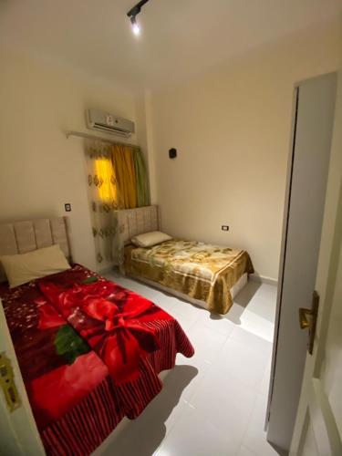 1 dormitorio con 2 camas en una habitación en Villa in hurghada, en Hurghada
