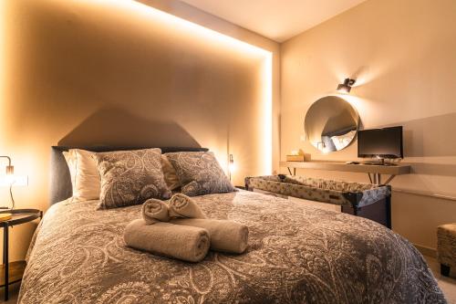 um quarto com uma cama com toalhas em Dantis Place in Nafplio wheel chair accessible em Nafplio