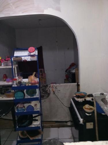un arco en una habitación con un estante en Casa en Aguascalientes