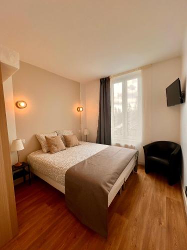 a bedroom with a large bed and a window at T2 4 pers face gare SNCF Appart Hotel le Cygne D3 in Bourges