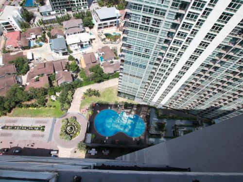 Swimmingpoolen hos eller tæt på HYBRITEL Serviced Apartment - Twin Tower Grand Jomtien Beach