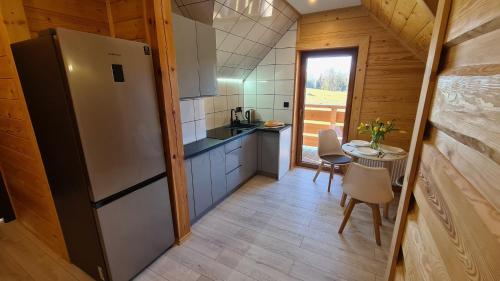 uma pequena cozinha com um frigorífico e uma mesa em Drewniana chata 