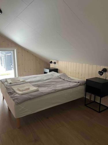 sypialnia z łóżkiem z dwoma ręcznikami w obiekcie Nybyggt parhus - ink städ, handdukar & sängkläder w mieście Sälen
