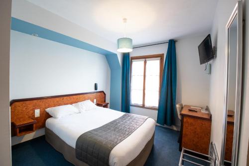 een hotelkamer met een bed en een raam bij Hôtel Chez MiMi in Bar-sur-Seine