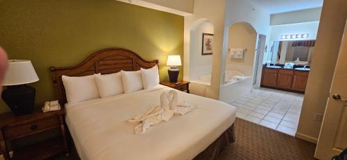 Best Disney Resort Condo Orlando في أورلاندو: غرفة فندق عليها سرير وفوط