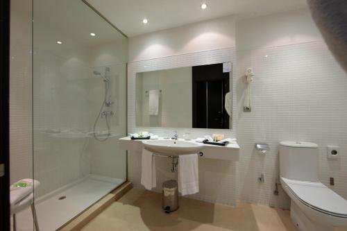 サバデイにあるAparthotel Attica 21 Vallésのバスルーム(シンク、シャワー、トイレ付)