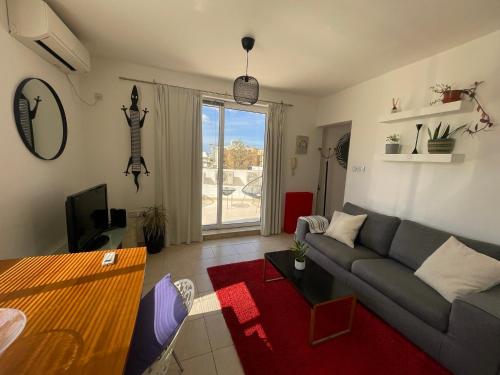 sala de estar con sofá y mesa en Simons Apartments en Sliema
