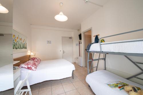Ένα ή περισσότερα κρεβάτια σε δωμάτιο στο Le Petit Hotel
