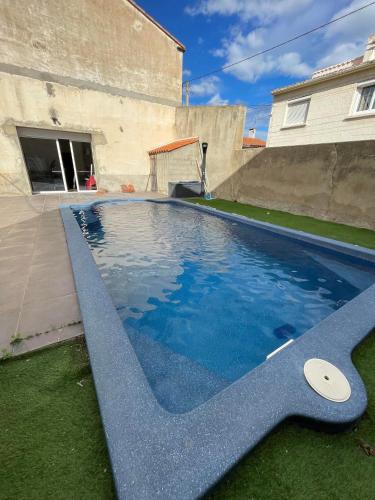 une piscine dans la cour d'une maison dans l'établissement Spacieuse villa a St Cyprien pour 15, à Saint-Cyprien