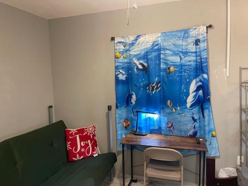uma sala de estar com um sofá e uma cortina de chuveiro azul em Best Value inside City Miami, Near Airport, Beach, Center & Metro em Miami
