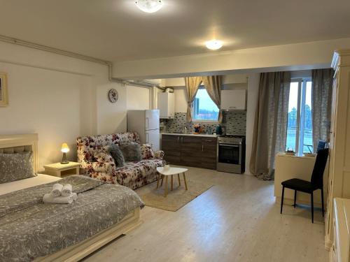 um quarto com uma cama e uma sala de estar em Airport Residence em Otopeni