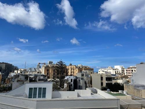 vistas a la ciudad desde el techo de un edificio en Simons Apartments, en Sliema