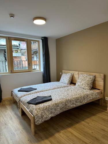 een slaapkamer met een bed in een kamer met een raam bij Résidence le Prorel in Saint-Chaffrey