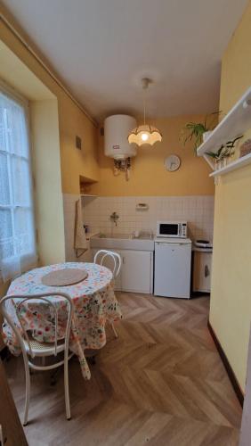 une cuisine avec une table et des chaises dans une pièce dans l'établissement Studio port le pouliguen la baule, au Pouliguen