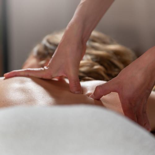 a woman getting a massage at a spa at Can Carreras de Sant Jaume in Sant Jaume de Llierca