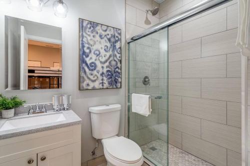 uma casa de banho com um WC e uma cabina de duche em vidro. em Suite 2 on Southport 4 Queen Beds em Chicago