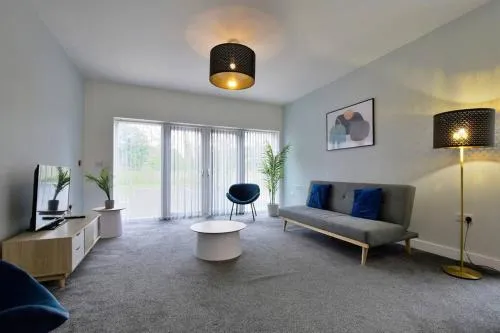 FREE PARKING - Spacious 2-BR close to Salford Royal photo 1