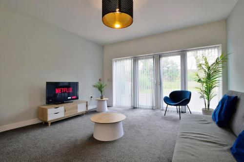 FREE PARKING - Spacious 2-BR close to Salford Royal photo 6
