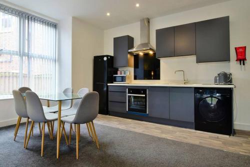 FREE PARKING - Spacious 2-BR close to Salford Royal photo 10